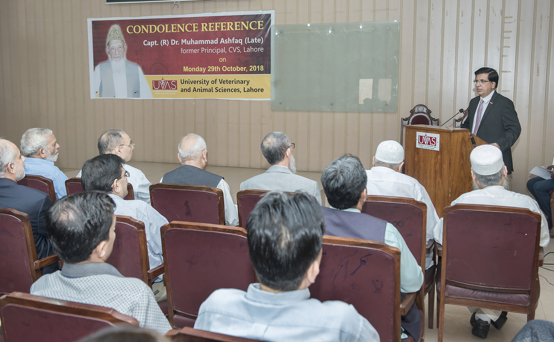 تصاویر: کالج آف ویٹرنری سائنس لاہور کے سابق پرنسپل ڈاکٹر محمد اشفاق مرحوم کے ایصال ثواب کے لئے تعزیتی اجلاس