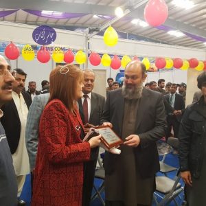 Dr. Fariha Talha presenting Souvenir to CM Balochistan